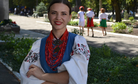 Майстриня з Волноваського району створила унікальну вишиванку