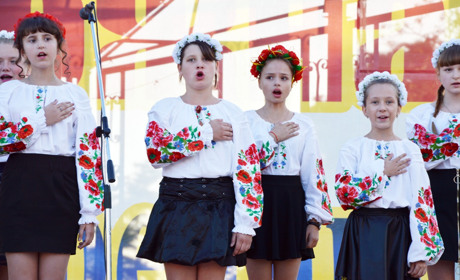 Фоторепортаж з Дня Незалежності: танці, гарбузи та 200-літнє Євангеліє