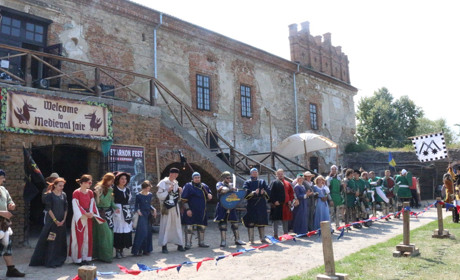 Середньовічний фестиваль у Старокостянтинові: лицарські бої та люди в автентичному одязі