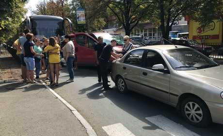 В центрі Волновахи сталася аварія з автобусом із дітьми і двома автомобілями