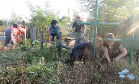 Фоторепортаж: Майже 300 сватівчан першого вересня прибирали на місцевих кладовищах