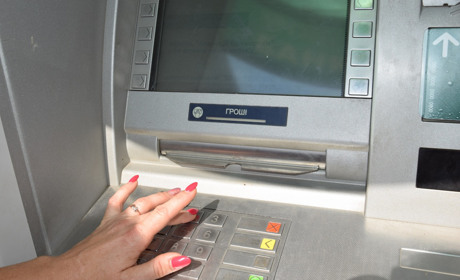 Як вберегтися від шахраїв, знімаючи готівку в банкоматі