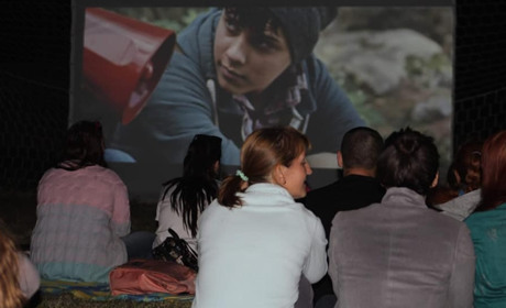 Кинотеатр на футбольном поле: на стадионе "Авангард" в Торецке прошел кинопоказ 