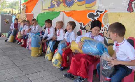 Фоторепортаж: Як дев’ятеро сватівських козачат грали в ігри і отримали за це боксерські груші