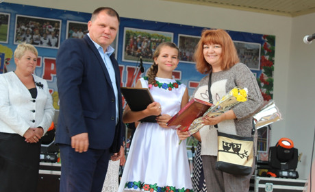 Нагородили переможців конкурсу "Найактивніші люди Троїцької громади" 