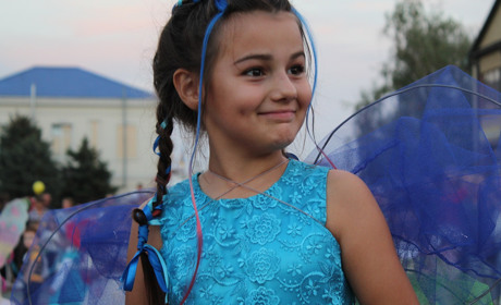 Фоторепортаж: На День міста на центральну площу Сватового злетілися 70 метеликів