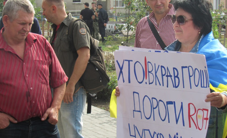 Півсотні людей перекрили трасу, вимагаючи відремонтувати дороги на Сватівщині