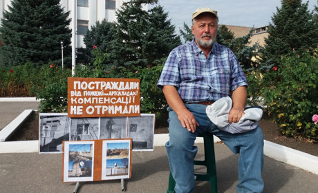 Сватівчанин вийшов на пікет. Каже, якщо не допоможе, то буде голодувати