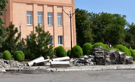 У Нижніх Сірогозах реконструювали площу перед Будинком культури: що змінилось (ФОТО)