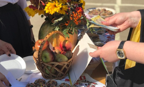 Школьники Торецка оборудуют уголки отдыха за деньги, которые заработали сами