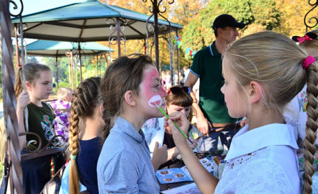Десятки яскравих фото: у Сватовому пройшов фестиваль «З країни в Україну»