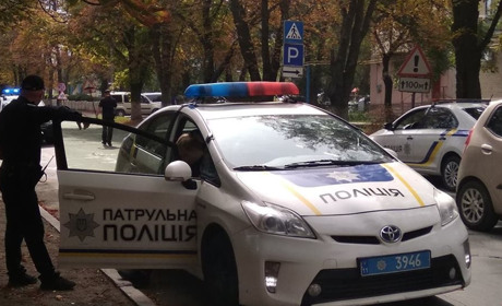 Поліцейський автомобіль у Волновасі збив на пішохідному переході жінку: відео з місця аварії