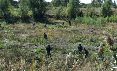 На розчистку русла балки Великі Сірогози вийшло більше тридцяти любителів рибної ловлі (ФОТО)