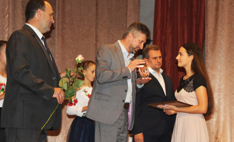 Статуетки з логотипом міста Бар отримали переможці конкурсу "Людина року-2018"
