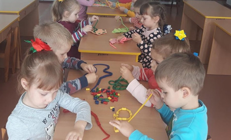 Іграшки зі шнурівки зробили в троїцькому дитсадку