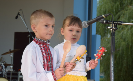 Вчитель власноруч створив музичні інструменти з квасолі та крупи