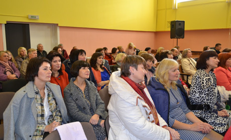 Вітали педагогів: квіти, пісні, обійми та подарунки. Фоторепортаж