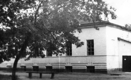 Як за 48 років змінилася будівля гімназії. Колись вона була клубом для армійських офіцерів