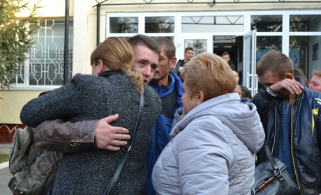 У Старокостянтинові стартував призов: перших 16 новобранців провели на строкову військову службу