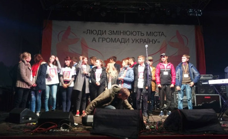 Дети-волонтеры из Попасной помогали в организации фестиваля «З країни в Україну»: впечатления