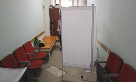 І холодно, і соромно. Чому пацієнтів хірургічного відділення два роки приймають за ширмою у коридорі