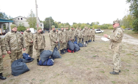 На Конотопщині чоловіків вчили територіальній обороні