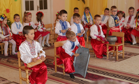 Гра на пранцях, козацький гопак і танок з терновими хустинами: як дошкільнята татусів вітали