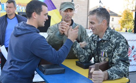 Троянди від коваля, найдешевший мед і три таланти-самоучки: як  День захисника України відзначили