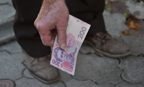 Що зробите, якщо знайдете 200 гривень? Опитування чортківчан