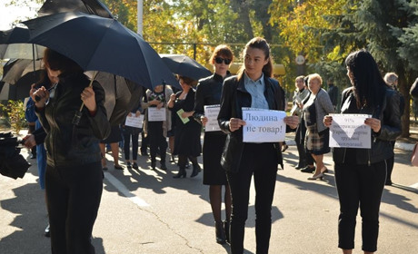 Хода за свободу: в чорному одязі та з парасольками у Біляївці протестували проти торгівлі людьми