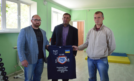 Валерій Газаєв подарував сірогозькій спортшколі майку, в якій він переміг у чемпіонаті Європи