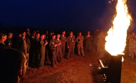 Чому на Старокостянтинівському аеродромі спалили піаніно 