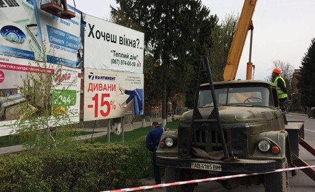 Стало відомо, хто і чому демонтує бігборди в Барі