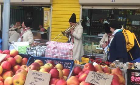 У Чорткові на продуктовому ринку грають весільні музики (відео)
