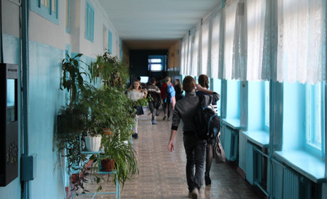 На стене волновахской школы появилась трещина. Что предпринимает руководство 