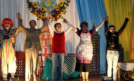 Профессиональный спектакль и сладкие подарки: “Artперемирие” побывало в Торецке