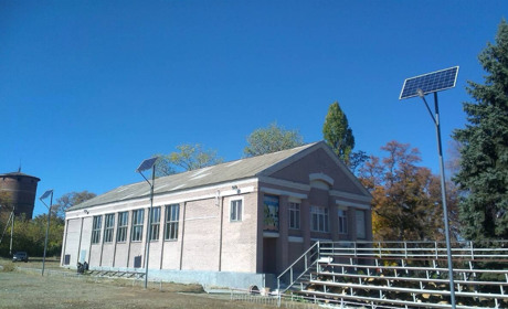 В Новгородском установили уличные фонари, работающие от солнечной энергии