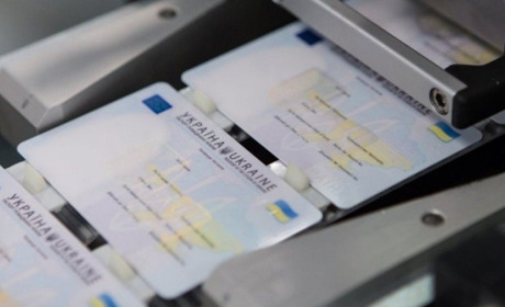 Кому доведеться попрощатися із паперовим паспортом і скільки це коштуватиме