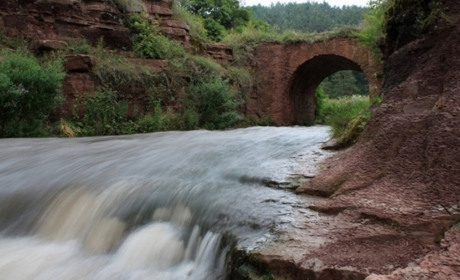Лише за 35 км від Чорткова знаходиться найкрасивіший рівнинний водоспад України 