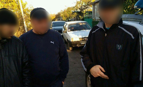 У Волноваському районі затримали чоловіка з пакетом наркотиків