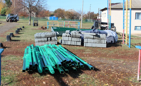 У чотирьох школах Троїцької громади відбудовують спортивні майданчики