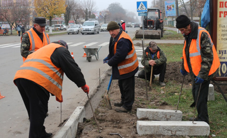У Старокостянтинові міняють старі бордюри та укладають плиткою автобусні зупинки