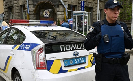 Поблизу Маяк патрульні зупинили чоловіка за порушення правил, а знайшли зброю та наркотики
