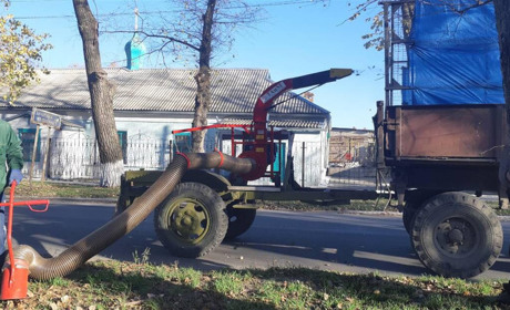 У Волновасі прибирати листя будуть новим парковим пилососом