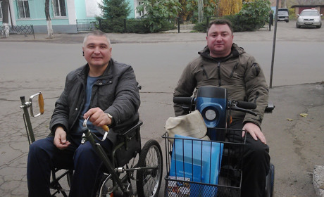 Проїхати там, де пройти важко: як живуть люди на інвалідних візках у Конотопі