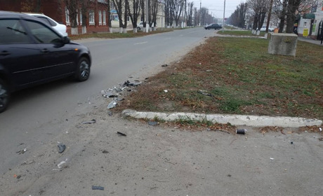 В центрі Сватового зіткнулися два ВАЗи. Постраждала жінка