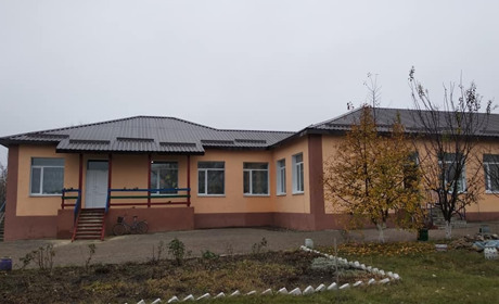 У Троїцькому утеплили фасад початкової школи та дитсадка «Ромашка»