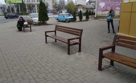 У центрі Старокостянтинова встановили нові лавки