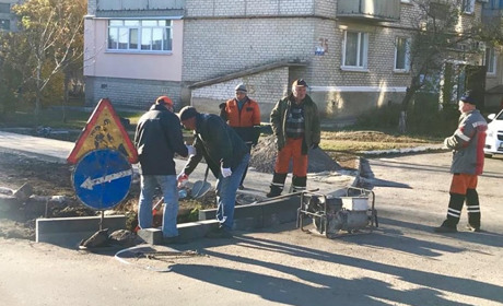 У Волновасі роблять капремонт тротуару на вулиці Менделєєва: фото