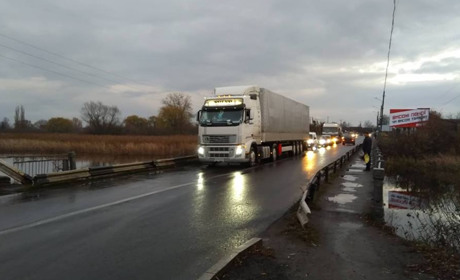 Аварійний міст Старокостянтинова працюватиме для одностороннього руху транспорту ще до понеділка